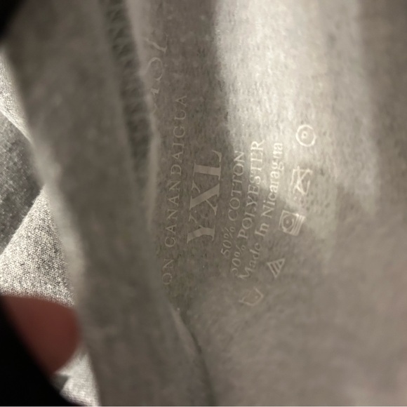 Grey sweatshirt from the Lake House Resort Youth XL - Picture 4 of 4